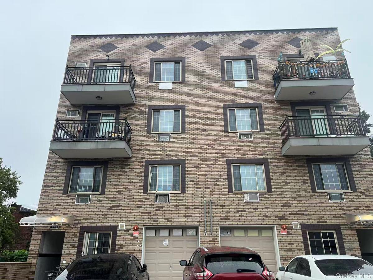 View of apartment building / complex