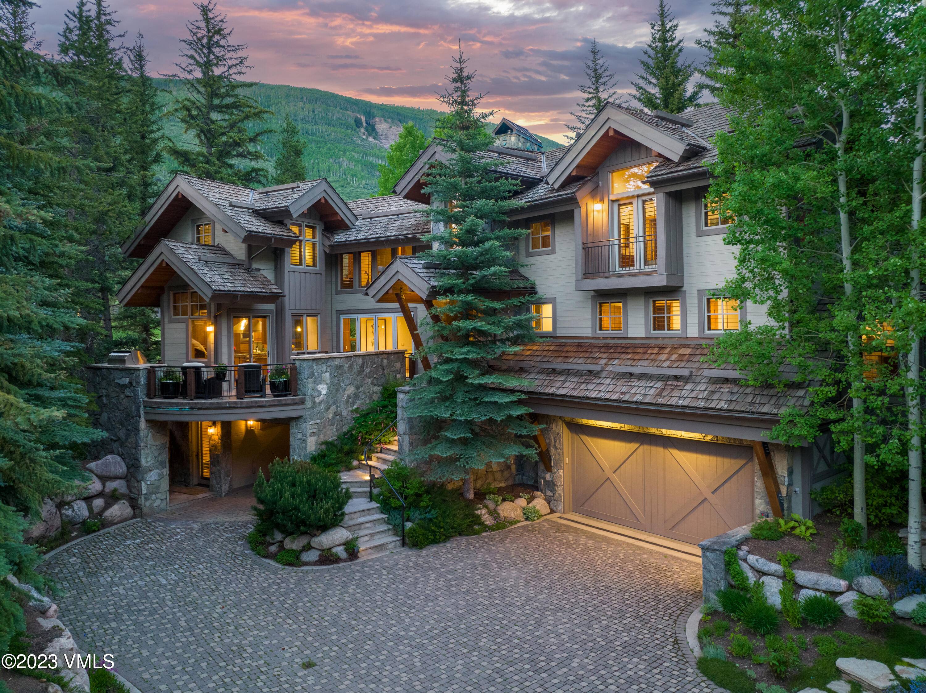 Situated on a quiet cul de sac in the coveted Vail Golf Course neighborhood, this remarkable single family residence defines timeless elegance, sophistication and convenience.