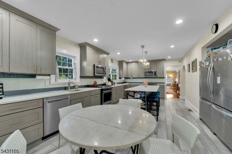 Eat-In Kitchen