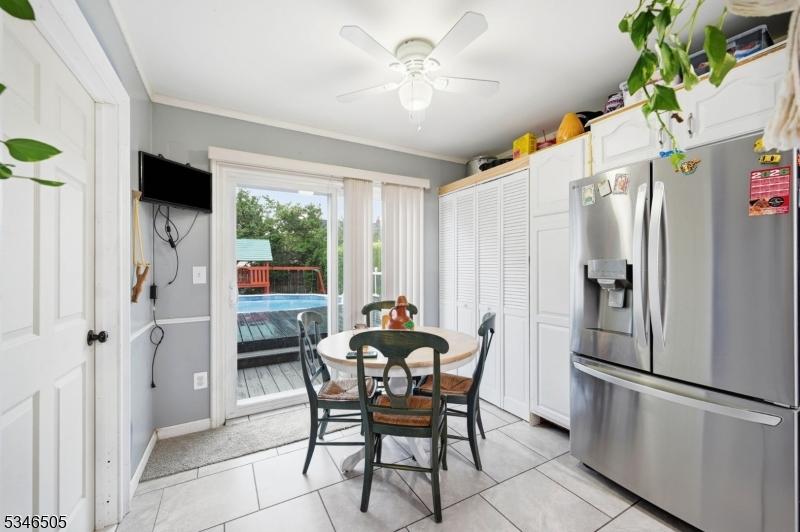 Eat-In-Kitchen area