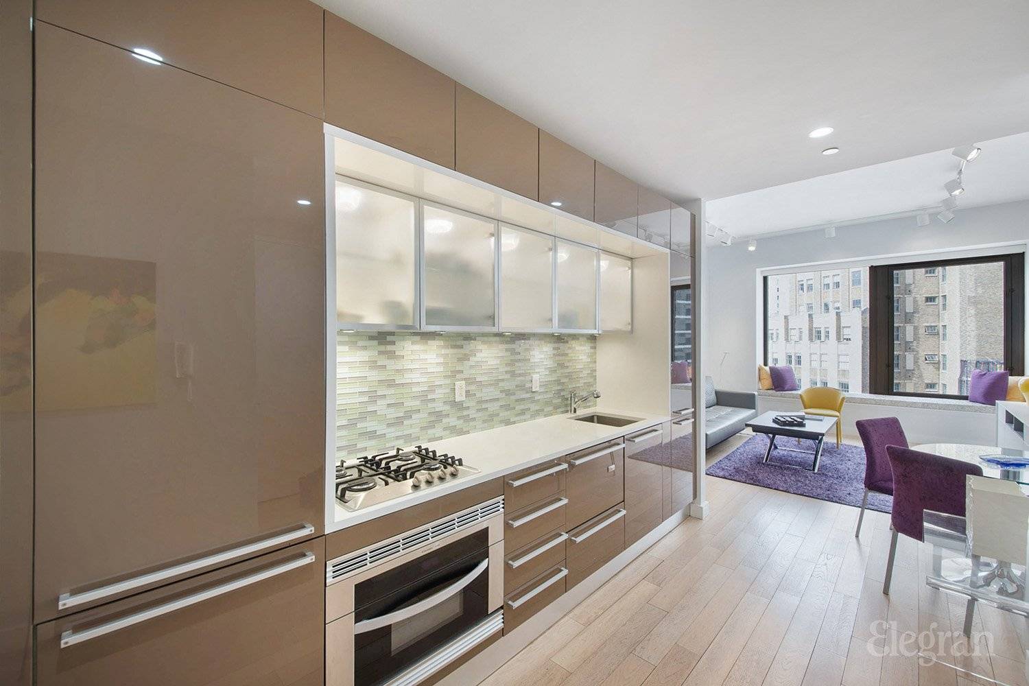 Located in the heart of the Financial District, residence 31G is a stunning 1 bedroom, 1.