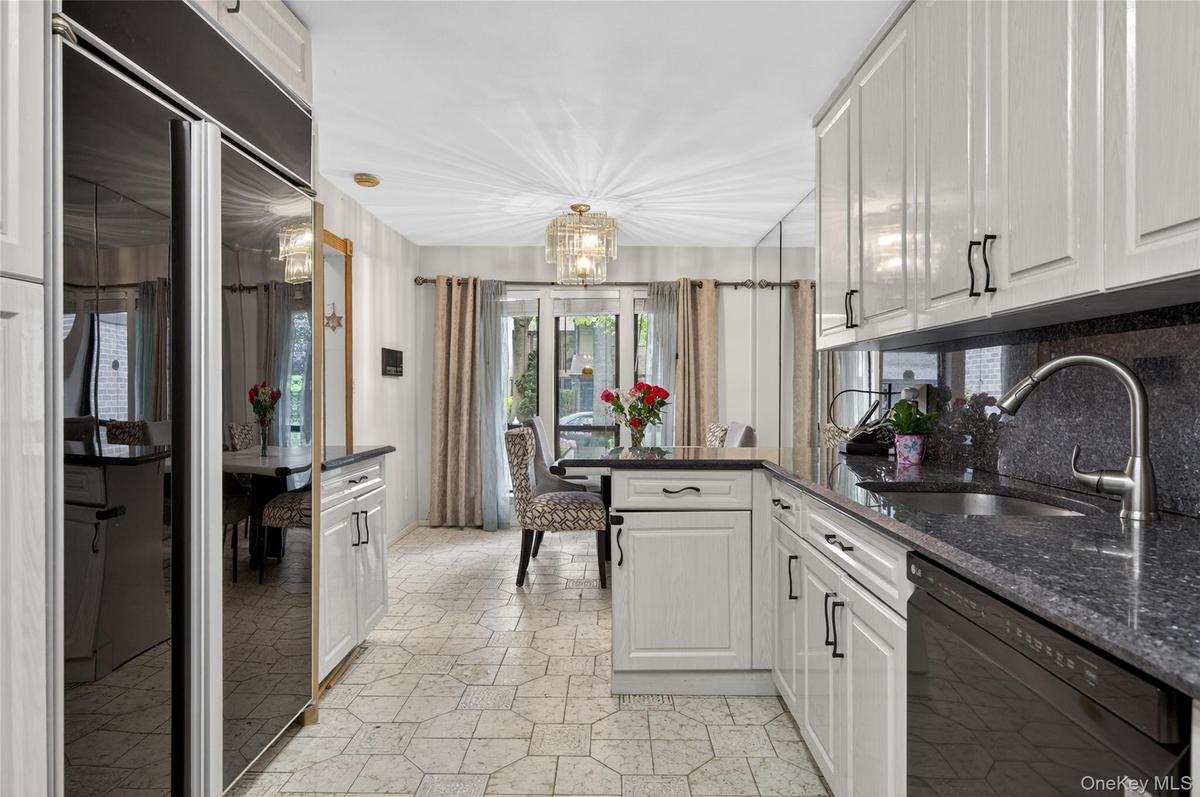 Sun Filled Spacious Kitchen w/Stainless Steel Appliances