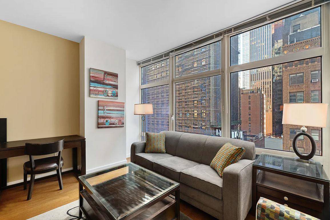 Situated in one of the most convenient Manhattan locations, this spacious studio has floor to ceiling windows that gives stunning city views and amazing sunlight !