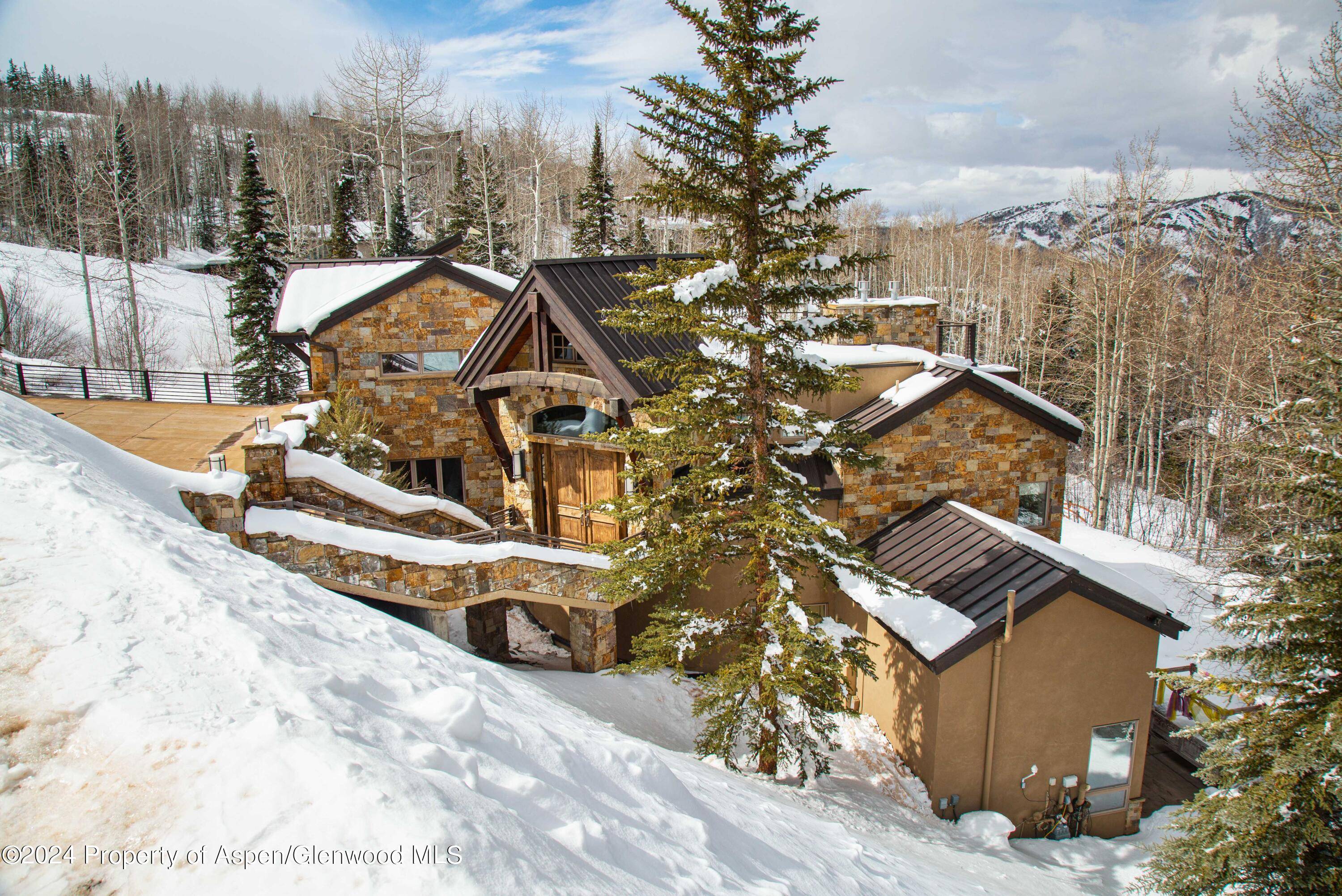 This house is the perfect gateway to your mountain vacation as it directly accesses Adams Avenue, the main ski run of the Snowmass Ski area.