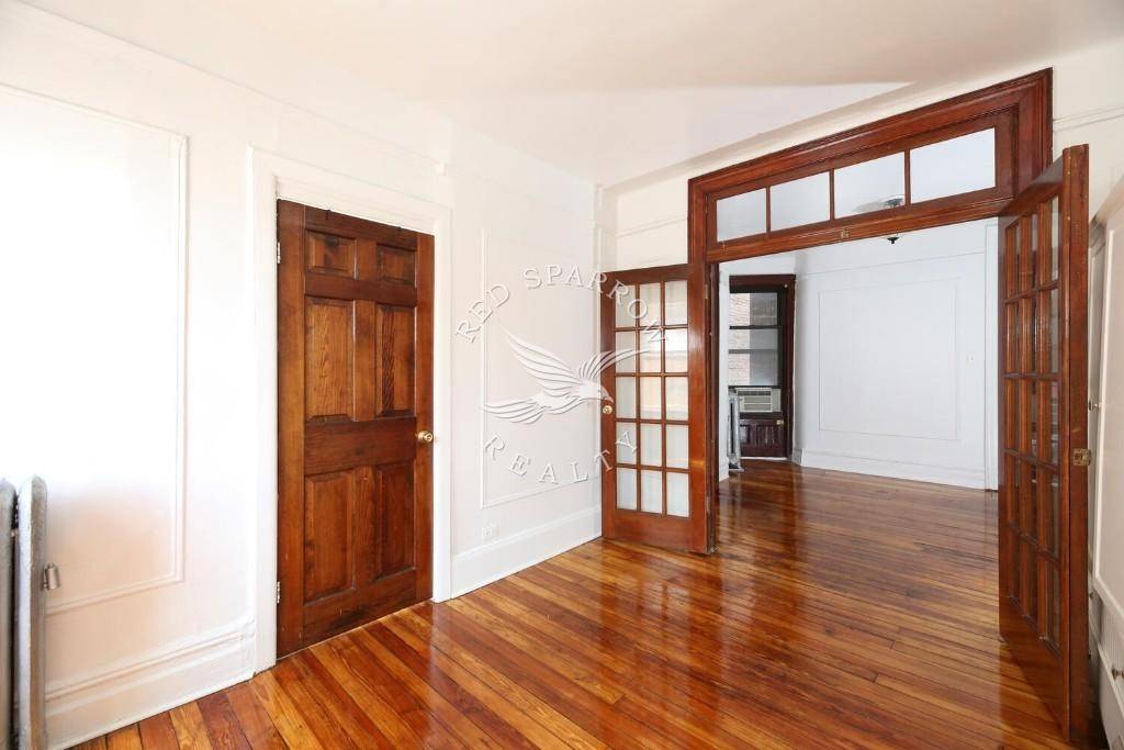 This amazing 2 bed in Carnegie Hill features high ceilings and hardwood floors throughout.