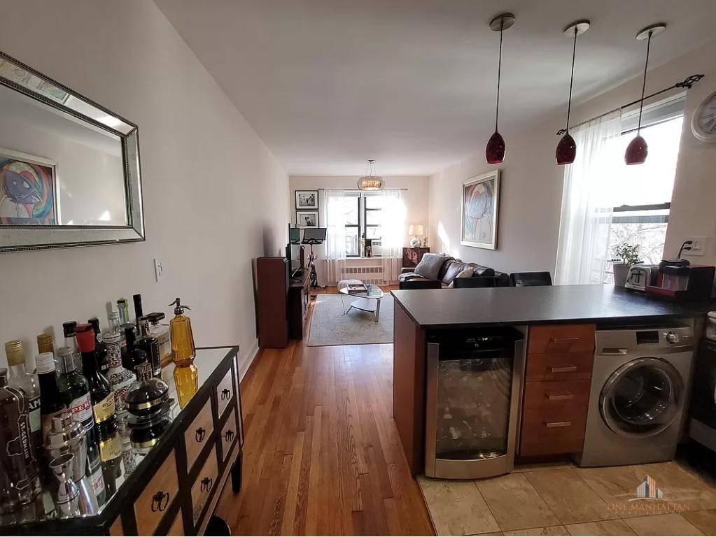Gorgeous fully renovated 1Br, with abundant amount of closet space.