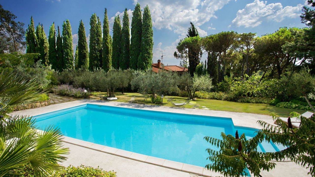 Luxury villa with park, olive grove, woodland, outbuilding, 8 bedrooms, 6 bathrooms and swimming pool with solarium for sale in Arezzo, Tuscany.