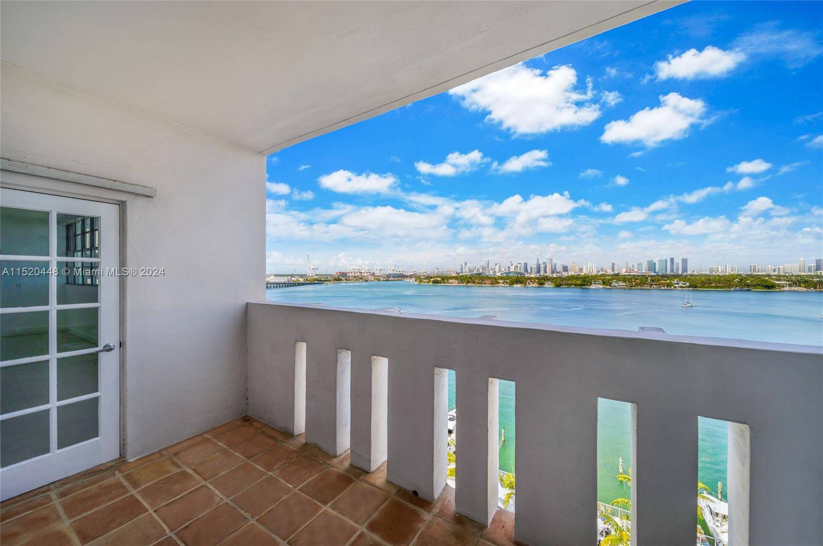 Stunning Penthouse with DIRECT view of the bay, star island, the venetian islands, hibiscus and palm with a magnificent wide view of Brickell, Downtown, Edgewater and Midtown from the distance.