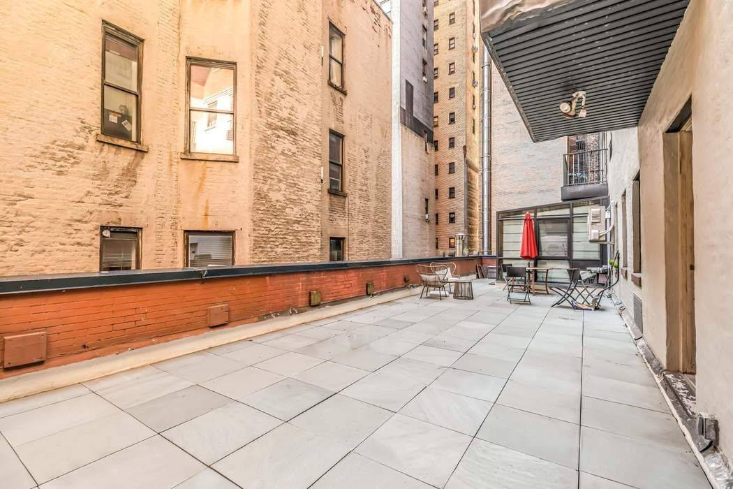 This one bedroom apartment with substantial outdoor space allows for the perfect al fresco lifestyle on the Upper West Side at the Chesterfield Condominium.