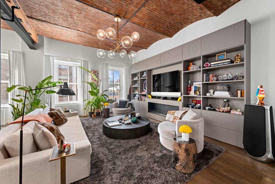 A dazzling SoHo penthouse boasting designer finishes and a stunning rooftop terrace, this one of a kind 2 bedroom, 2 bathroom home is the quintessence of Soho Living.
