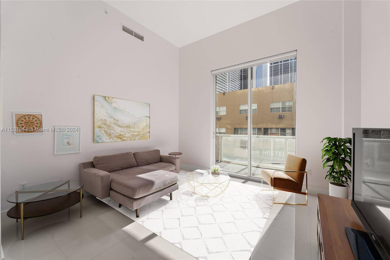 Become a part of Miami s downtown renaissance with this inviting 1 Bed plus Den 2 Bath residence at Vizcayne, conveniently situated across from Bayfront Park.