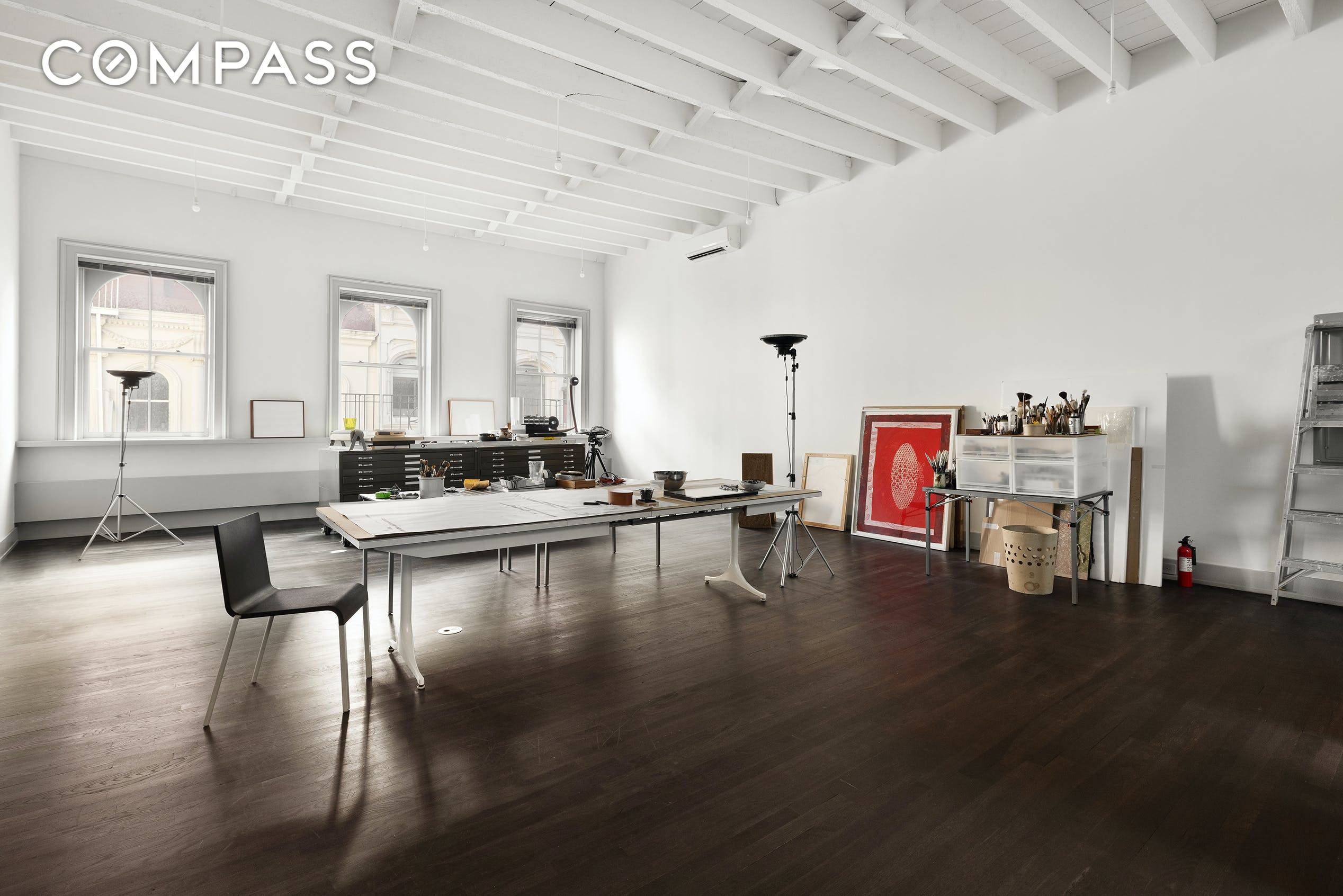 This impressive, renovated full floor classic loft is located on one of Tribeca s best blocks.