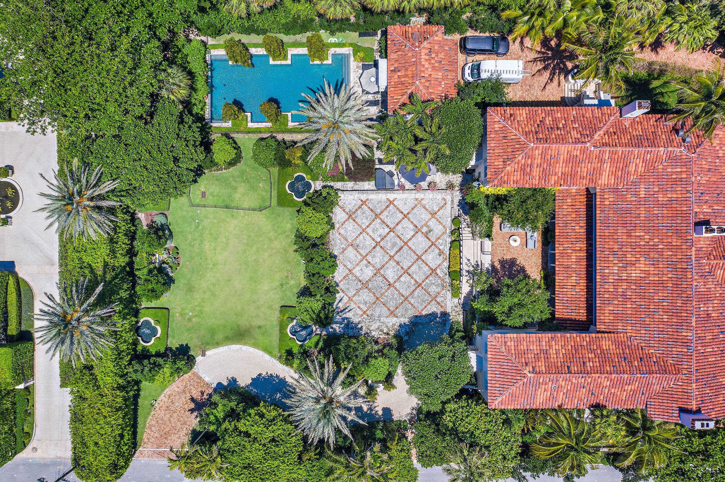 Thoughtfully renovated in 2018, this landmarked 1928 Marion Sims Wyeth compound sits high on alarge lot 36, 000 SF in Palm Beach's gracious Estate Section.