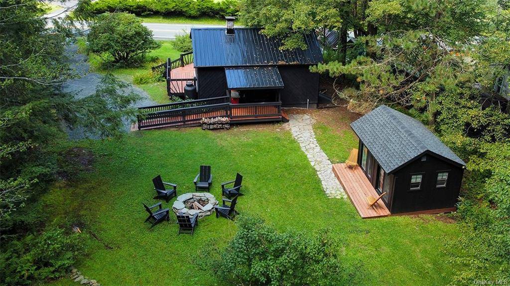 Visitors and guests alike will be charmed by this beautifully remodeled Livingston Manor cabin.