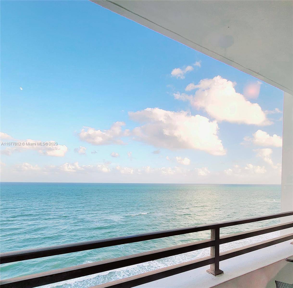 PRIVATE BEACH ACCESS WITH PANORAMIC OCEAN VIEWS AS SOON AS YOU WALK IN THE DOOR !