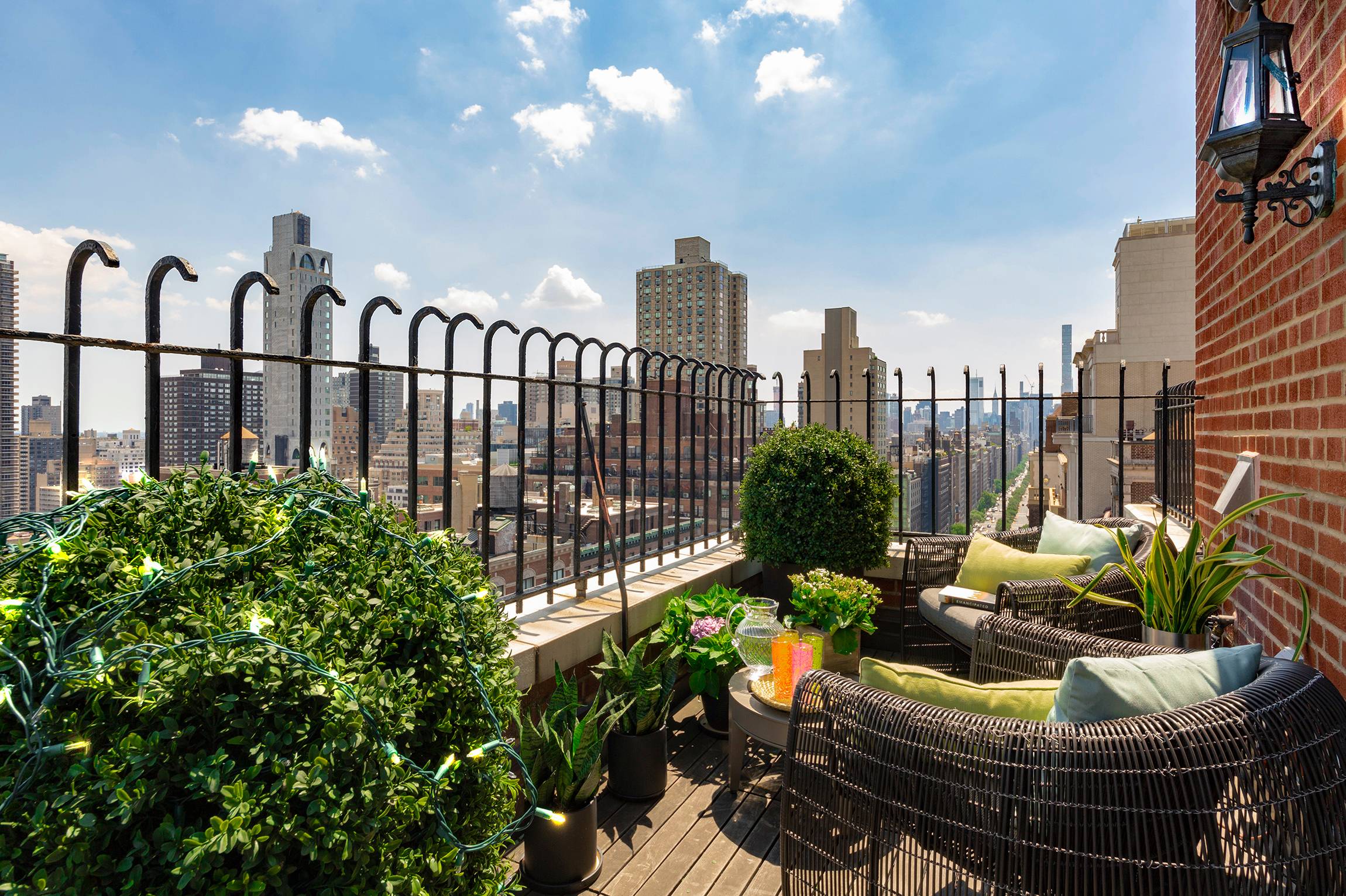 MULTI TERRACED PARK AVENUE DUPLEX WITH UNRIVALED VIEWS This distinguished and masterfully renovated five bedroom, five bath plus powder room duplex residence showcases commanding views of Central Park, the East ...