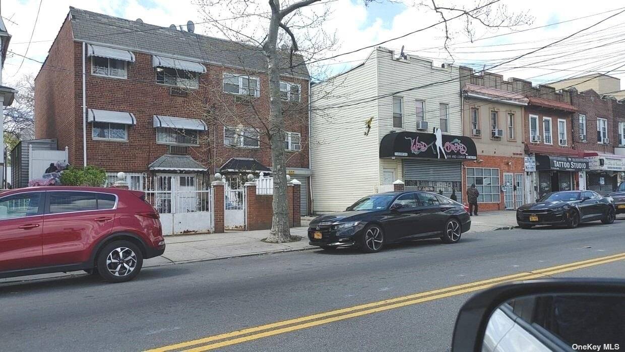 Great investment opportunity Do miss this Mixed Use Properties Approved Medical Professional Office Street level Great Condition 1st floor Approved Medical Professional Office on the Street Level 2 car parking ...