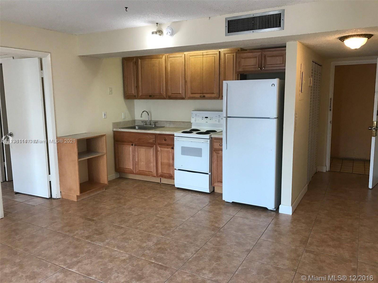 1 Bedroom 1 Bath, Tile Floors throughout, open kitchen and walk in closet, covered gated parking Swimming pool.