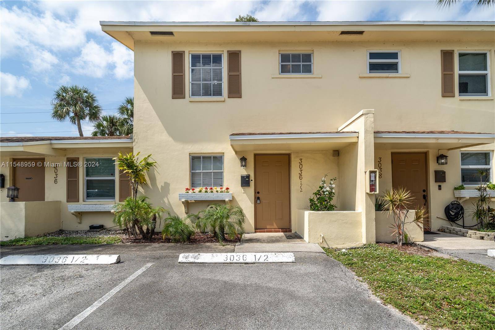 BEAUTIFUL 3 BEDROOMS AND 1 AND HALF BATHROOMS, TOWNHOUSE IN PALM AIRE.