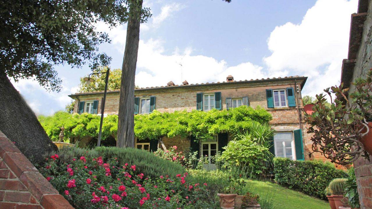 Renovated farmhouse with 5 rooms, land and outbuildings for sale near the village of Foiano della Chiana, in the heart of the Tuscan countryside.