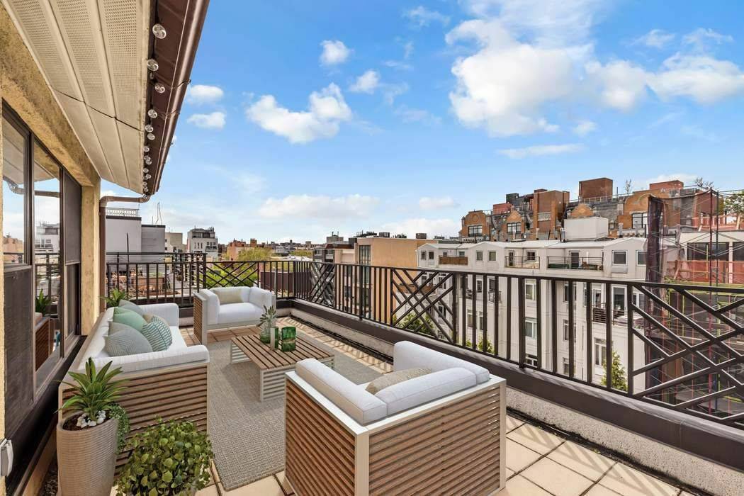 Penthouse Duplex 2 Bedroom Condo with 300 SF Private Roof Terrace !
