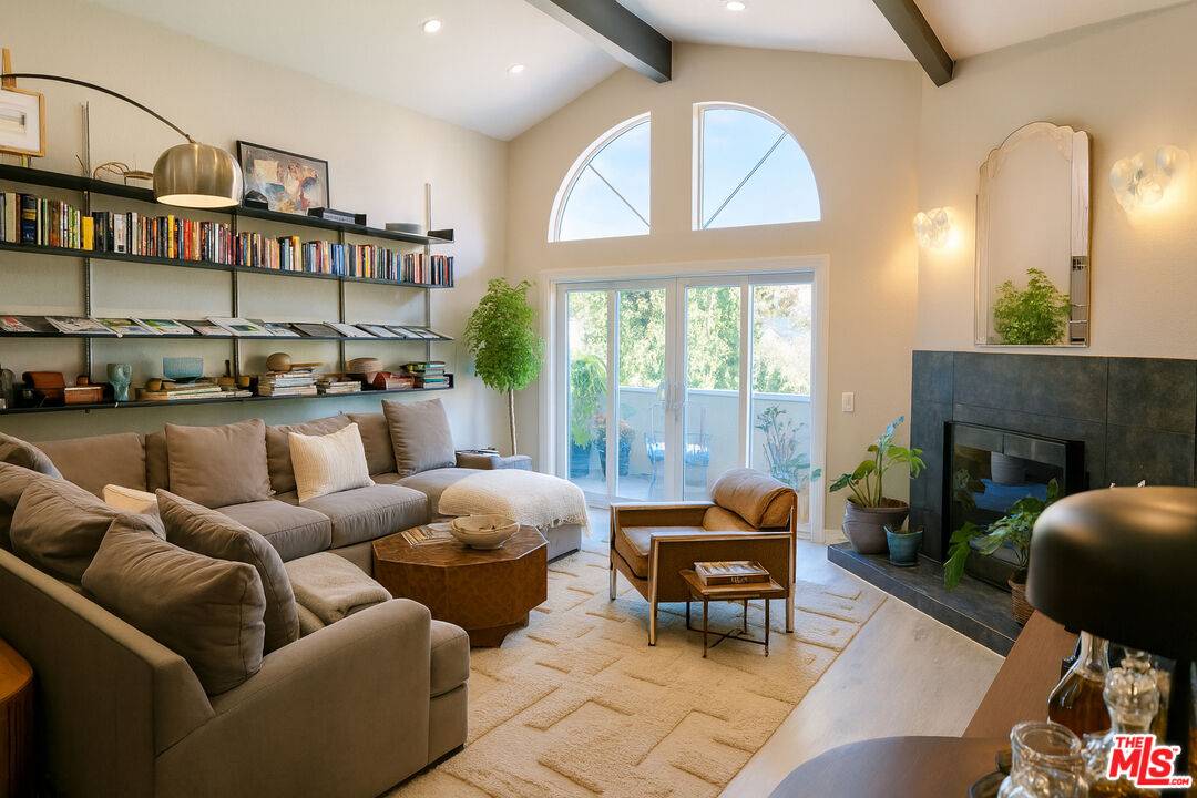3284 Barham Blvd 2BR Hollywood Hills East La