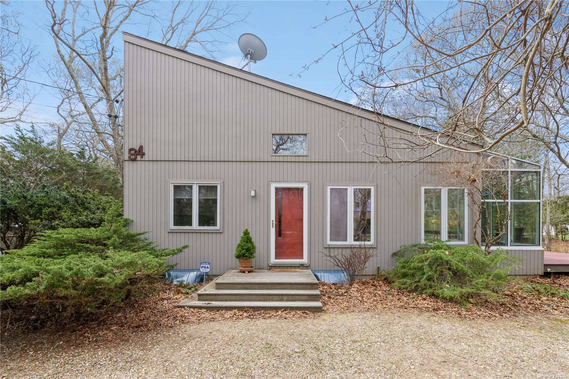 Move right in to this beautifully updated Springs retreat !