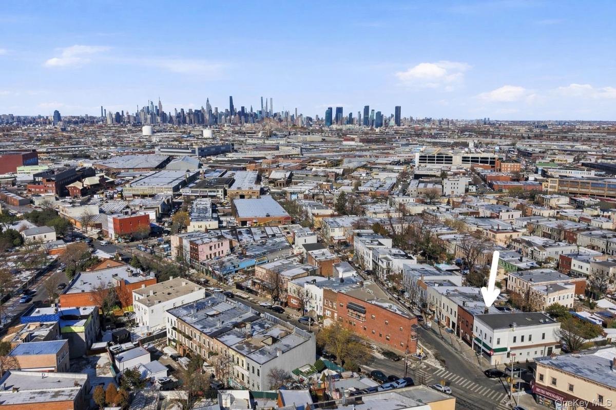 Aerial View showing proximity to Manhattan.