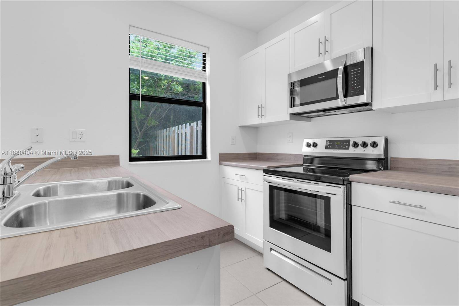 SPACIOUS TOWNHOUSE IN THE DESIRABLE PINE VISTA COMMUNITY IN HOMESTEAD !