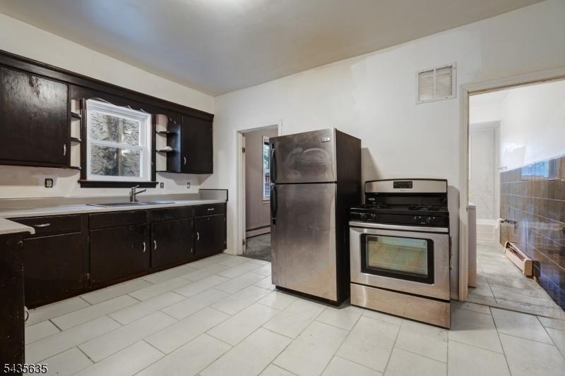 1st Unit Eat-In Kitchen
