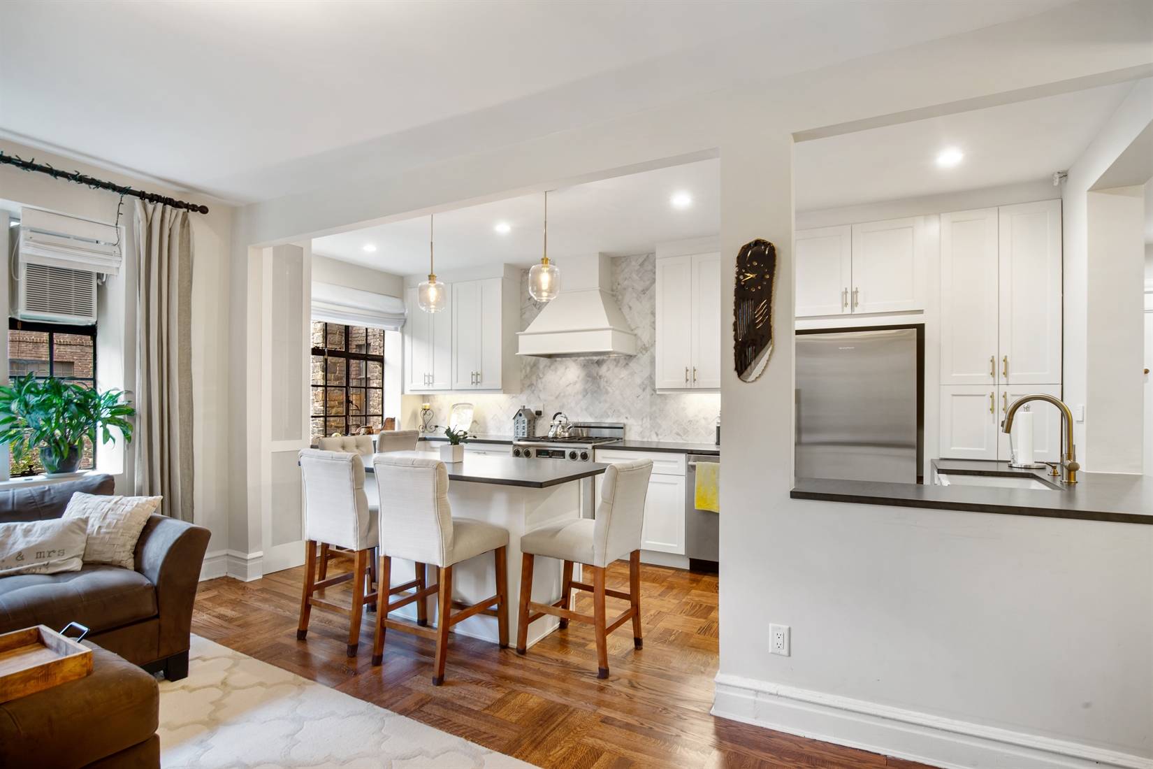 This stunningly renovated one bedroom with home office as been impeccably designed with high end appliances, luxury finishes, and thoughtful storage solutions.