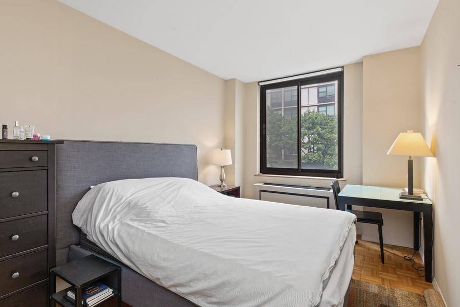 Spacious Sunny Big 1 Bedroom apartment, Next to Statue of Liberty and Hudson water views in the heart of the Battery Park City.
