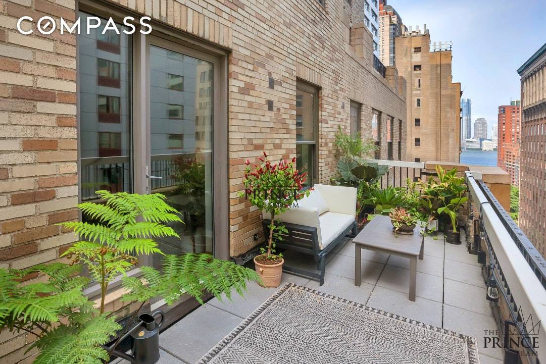 This one bedroom, corner unit, equipped with a Private 250 sqft terrace is located in the Financial District's most premier condo building, 88 Greenwich Club Residences.