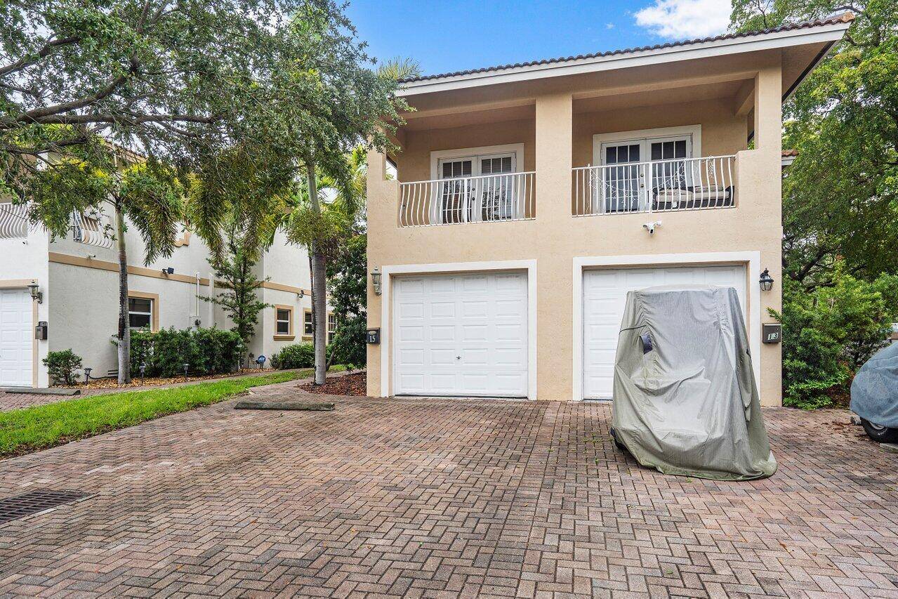 Welcome to paradise ! This 4 bedroom, 3 bathroom townhouse with 2, 600 living sqft is located LESS THAN 1 MILE from the beach, a 1 2 mile from Houston's, ...