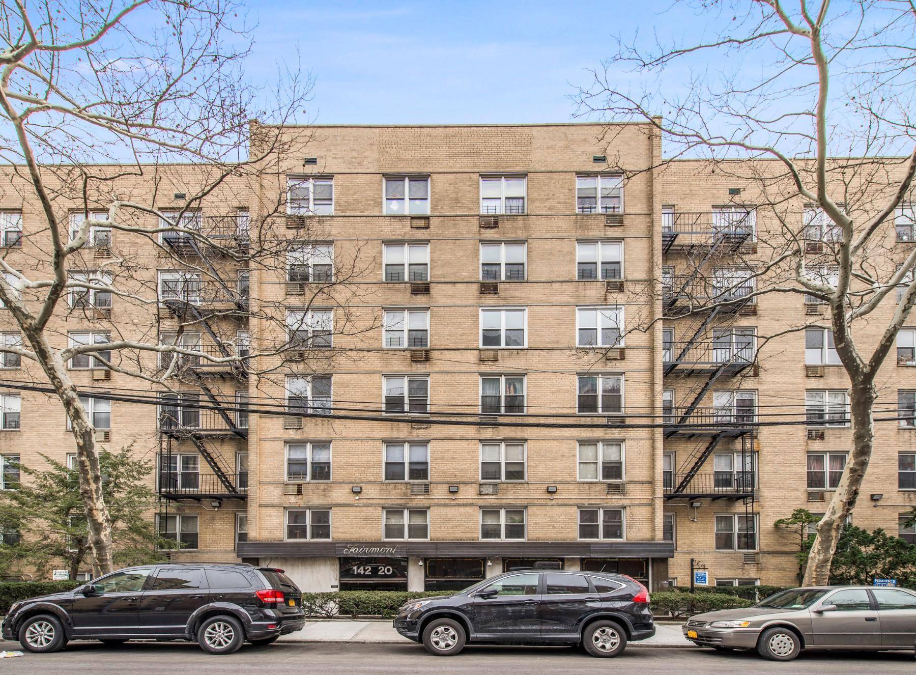 This modern, newly renovated one bedroom apartment features new oak hardwood floors, a large living room, separate kitchen with stainless steel appliances and a glass tiled back splash, sparkling new ...