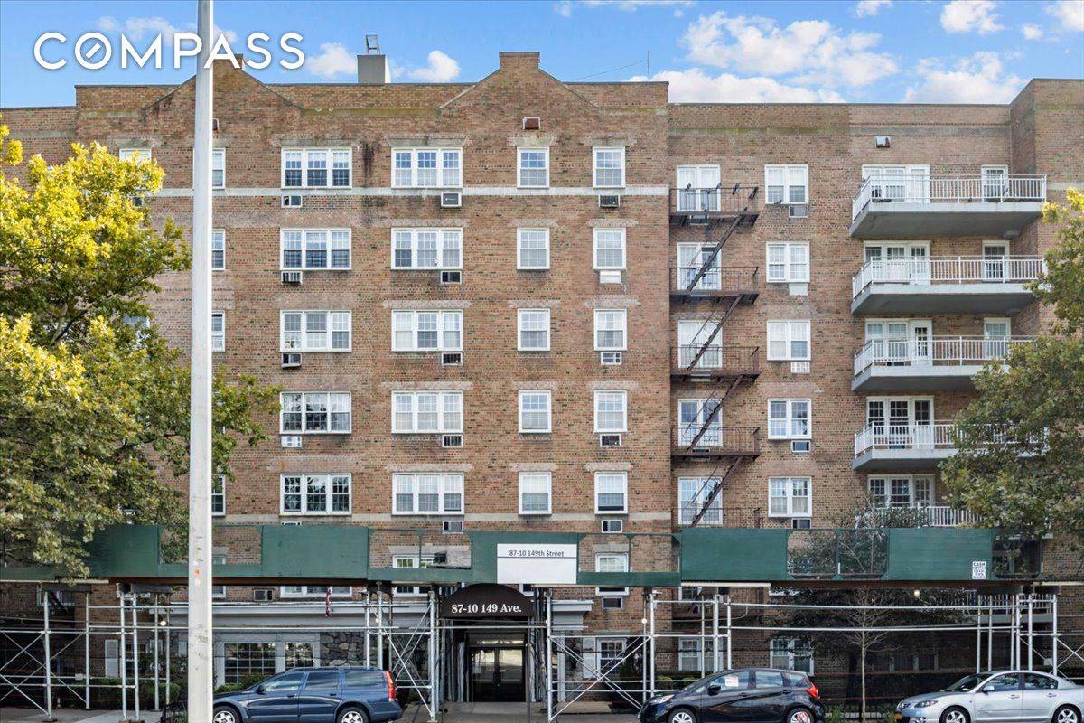 Welcome to this spacious well maintained condo in prime Lindenwood, Queens.
