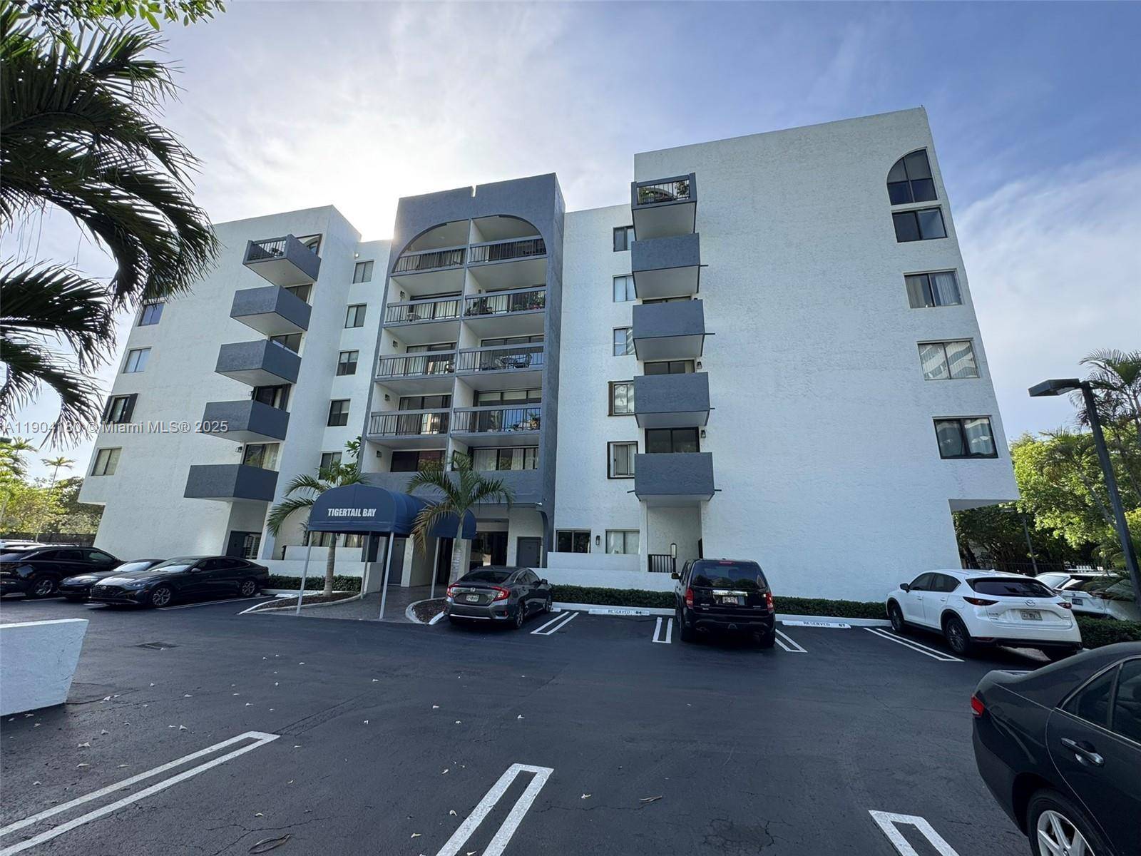 Experience the vibrant lifestyle of Miami s Coconut Grove in this updated 2 bedroom, 1 bathroom condo.