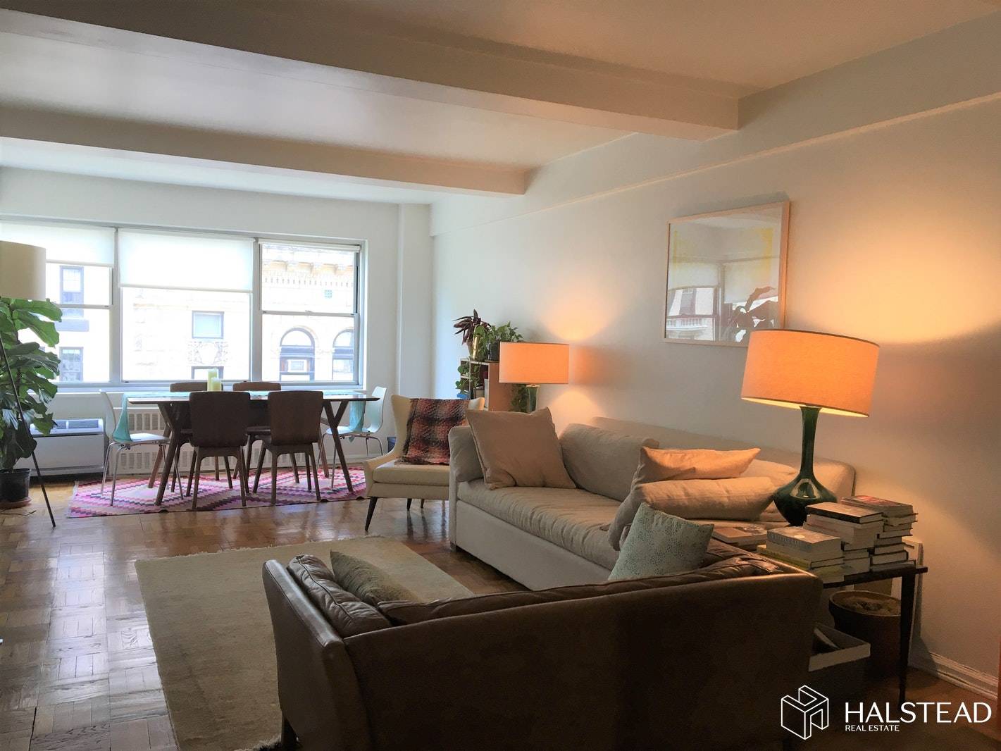 This extra large, elegant and sweeping corner one bedroom is in one of the best Gramercy buildings.