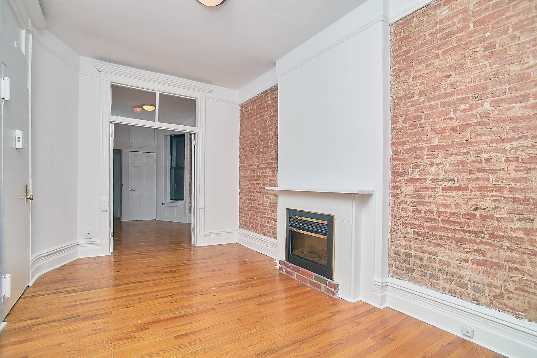 1000 square feet ! Exposed brick walls and fireplaces !