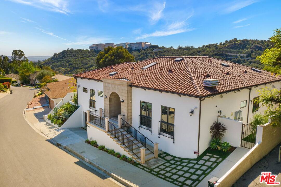 1305   Casiano Rd Brentwood LA
