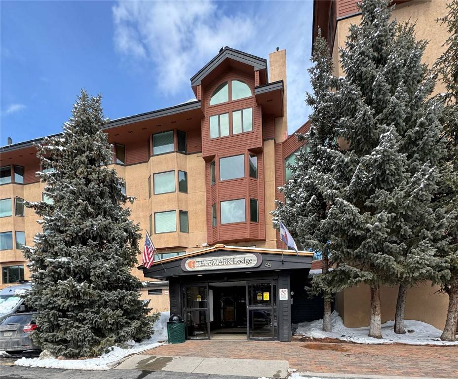 Telemark Lodge is located in the West Village at Copper Mountain, and is conveniently just a 5 minute walk to the Center Village shops and restaurants, and ski lifts.