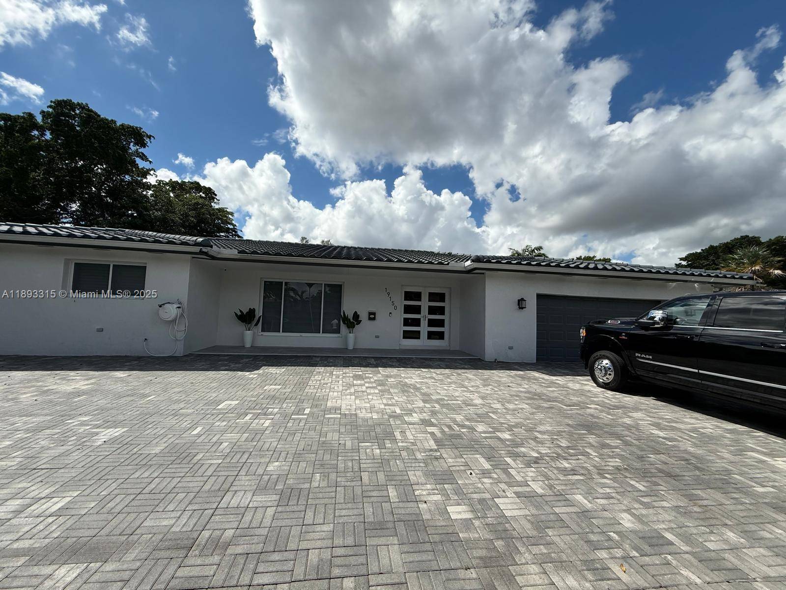 Desirable location COUNTRY CLUB OF MIAMI with stunning golf course views !