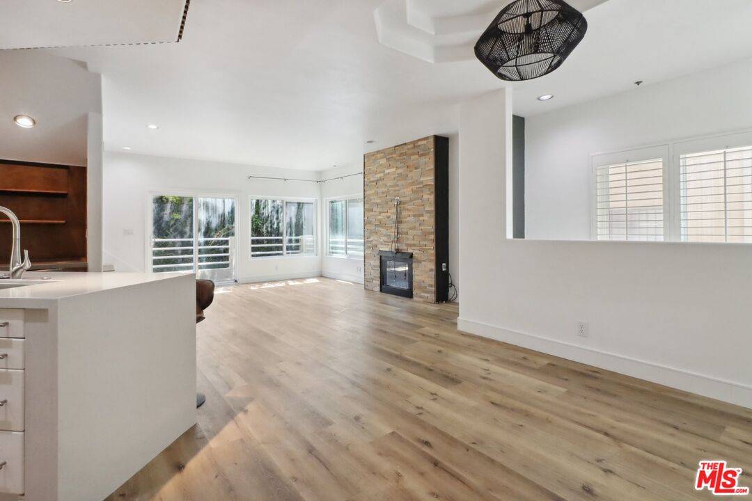 1160 Granville Ave 2BR Brentwood La