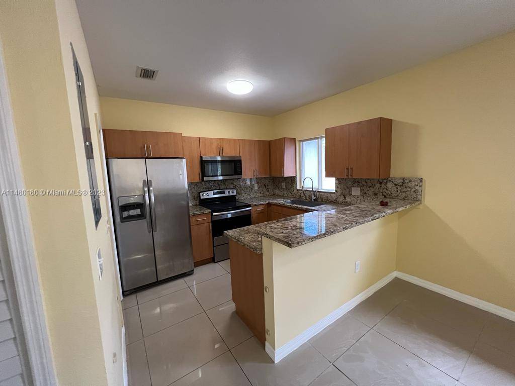 Embrace the convenience of city living with this inviting 4 bedroom, 2 bathroom unit in a charming Miami duplex This independent unit features a modern kitchen with stainless steel appliances ...