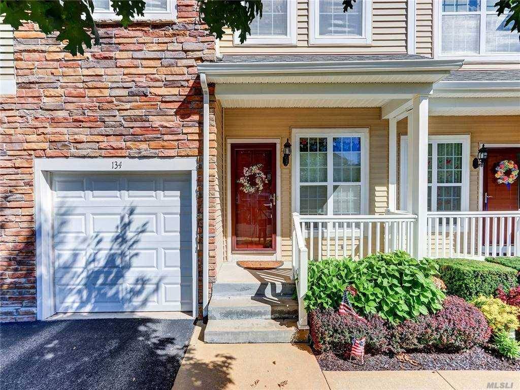 Beautiful and Immaculate 3 level townhouse in the much desired complex, The Seasons of Massapequa.