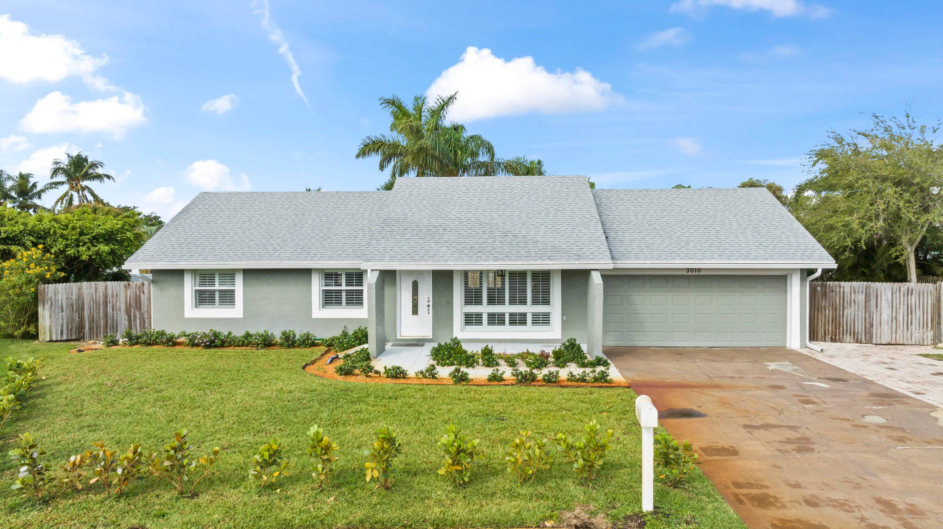 Single family home with 3 bedrooms, 2 bathrooms and 2 car garage available for annual rental in East Delray Beach !
