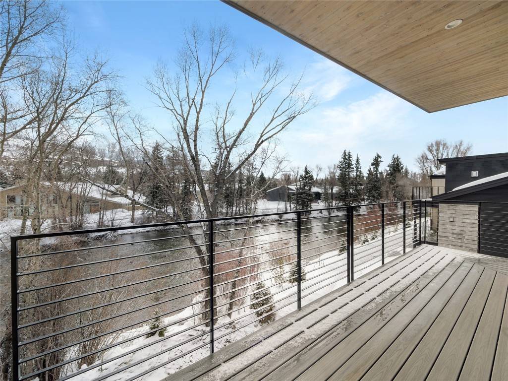 MOVE IN READY ! ! Extremely rare penthouse corner condo at Apres Shores ready TODAY !