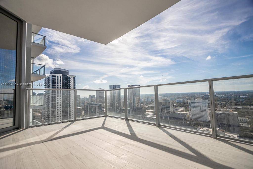 The most amazing apartment, brand new in the Paramount Miami World Center building with a perfect view.