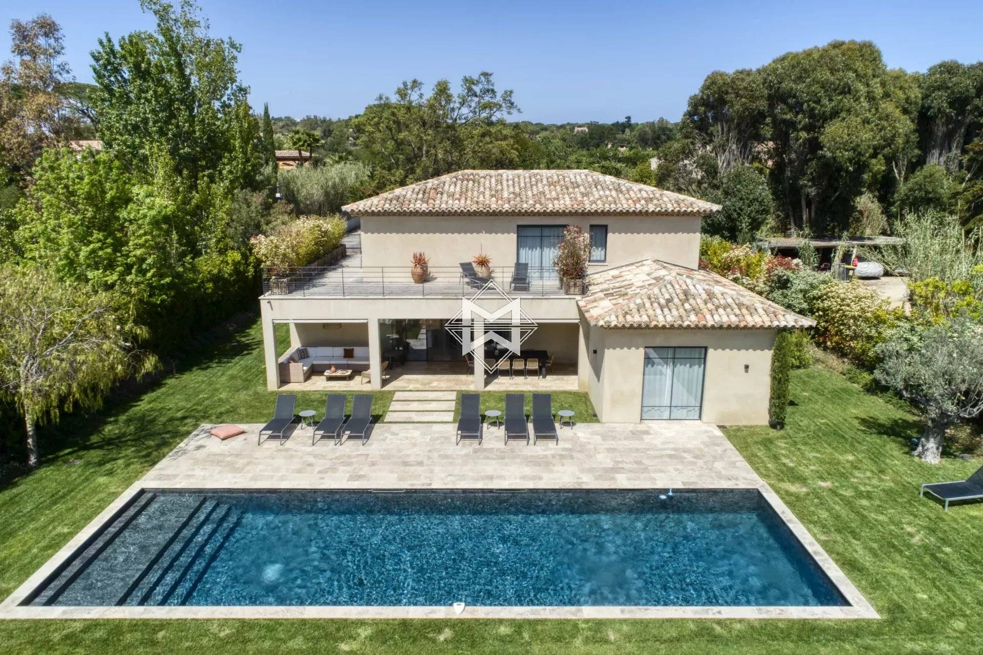 Contemporary villa between the beaches and the village of Saint-Tropez