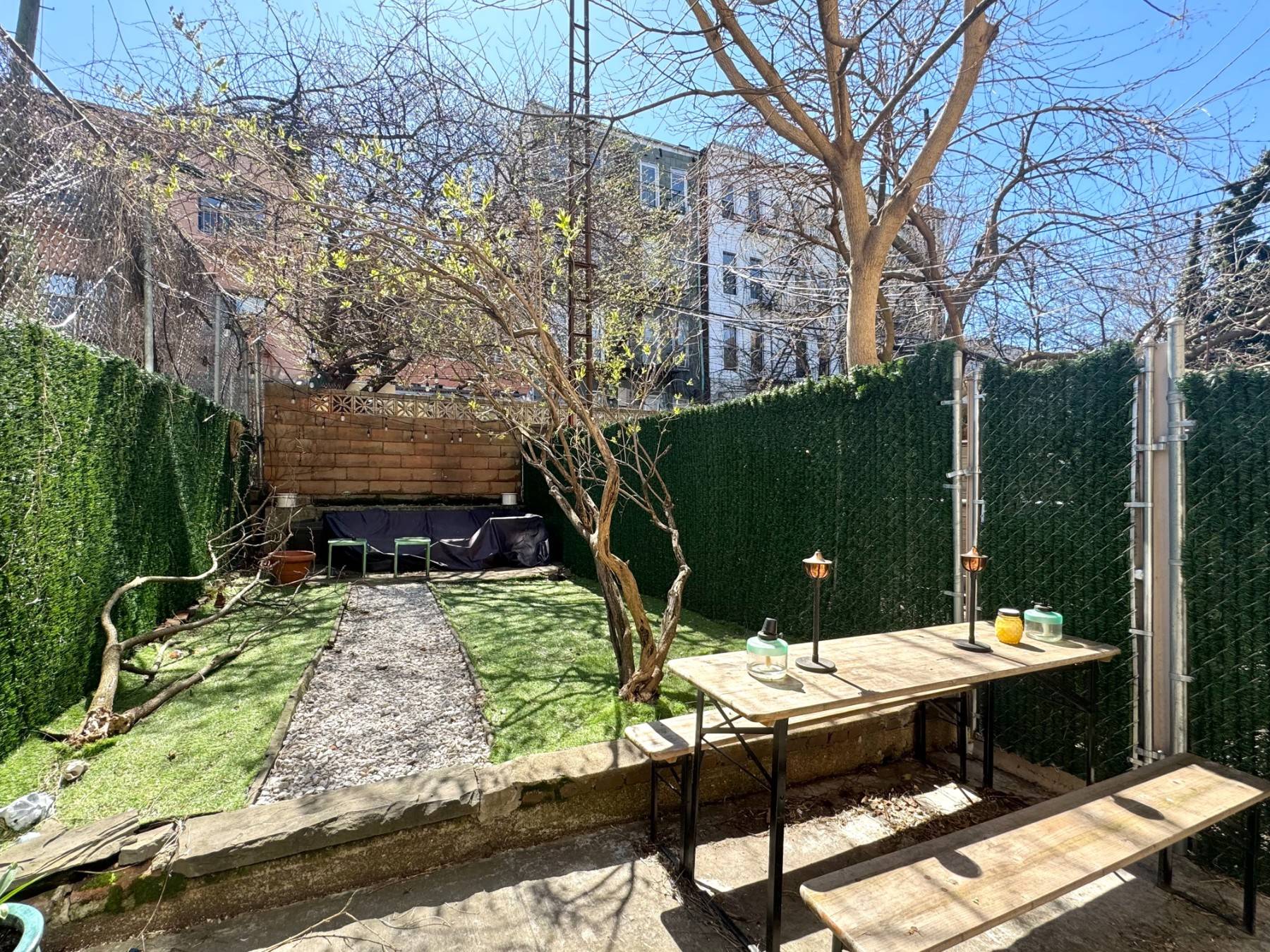 Recently renovated 2 bedroom split apartment in Williamsburg with a huge private backyard !